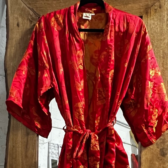 Luxurious Scarlet Floral Kimono 👘 Women's Robe - Picture 8 of 16